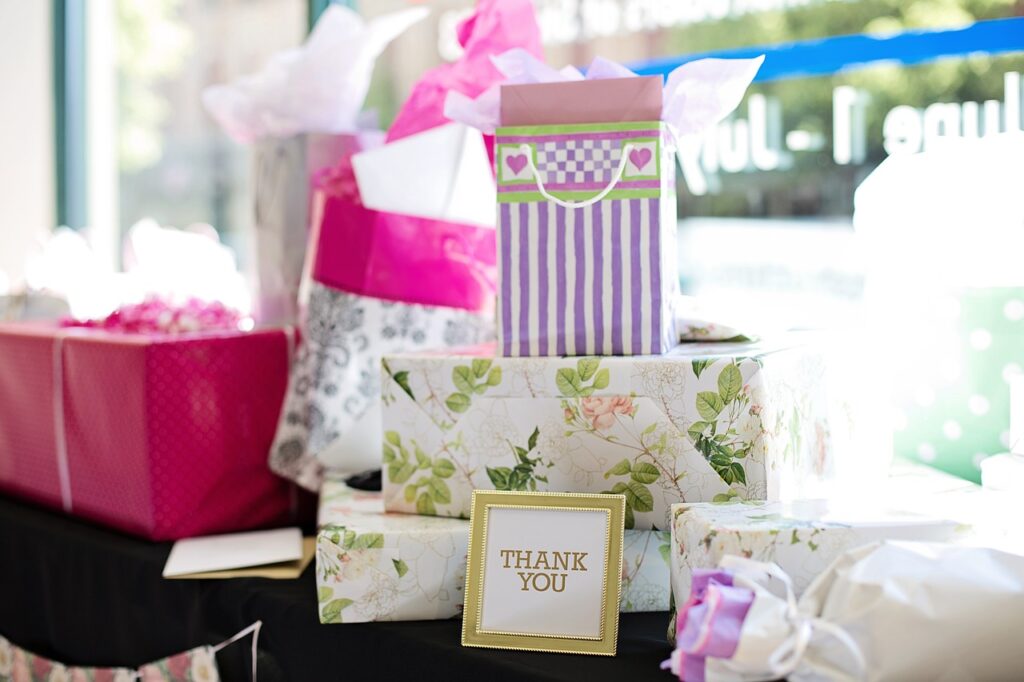 gifts, presents, bridal shower-2447537.jpg